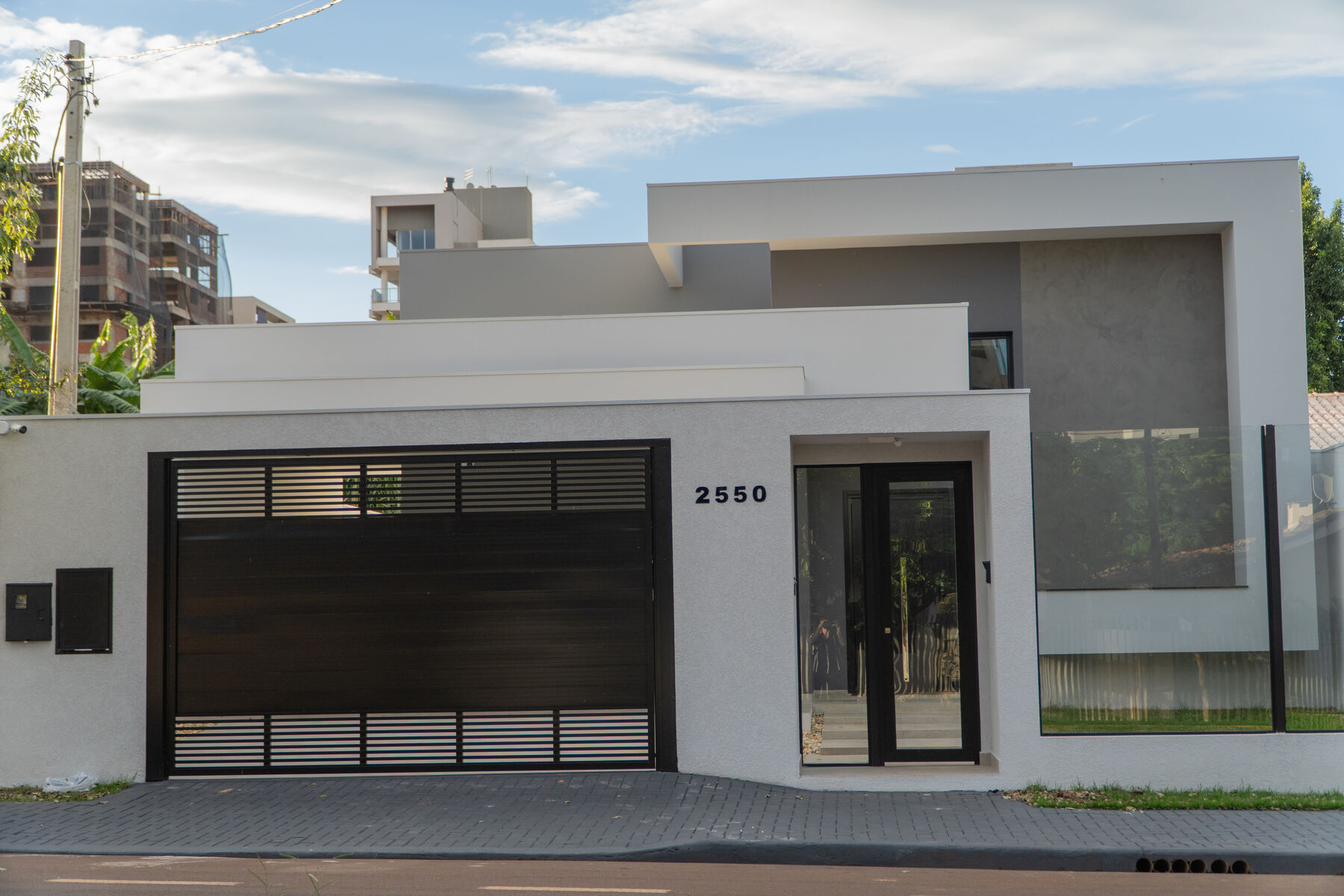 Fachada com portão e porta de entrada em ACM, Toledo