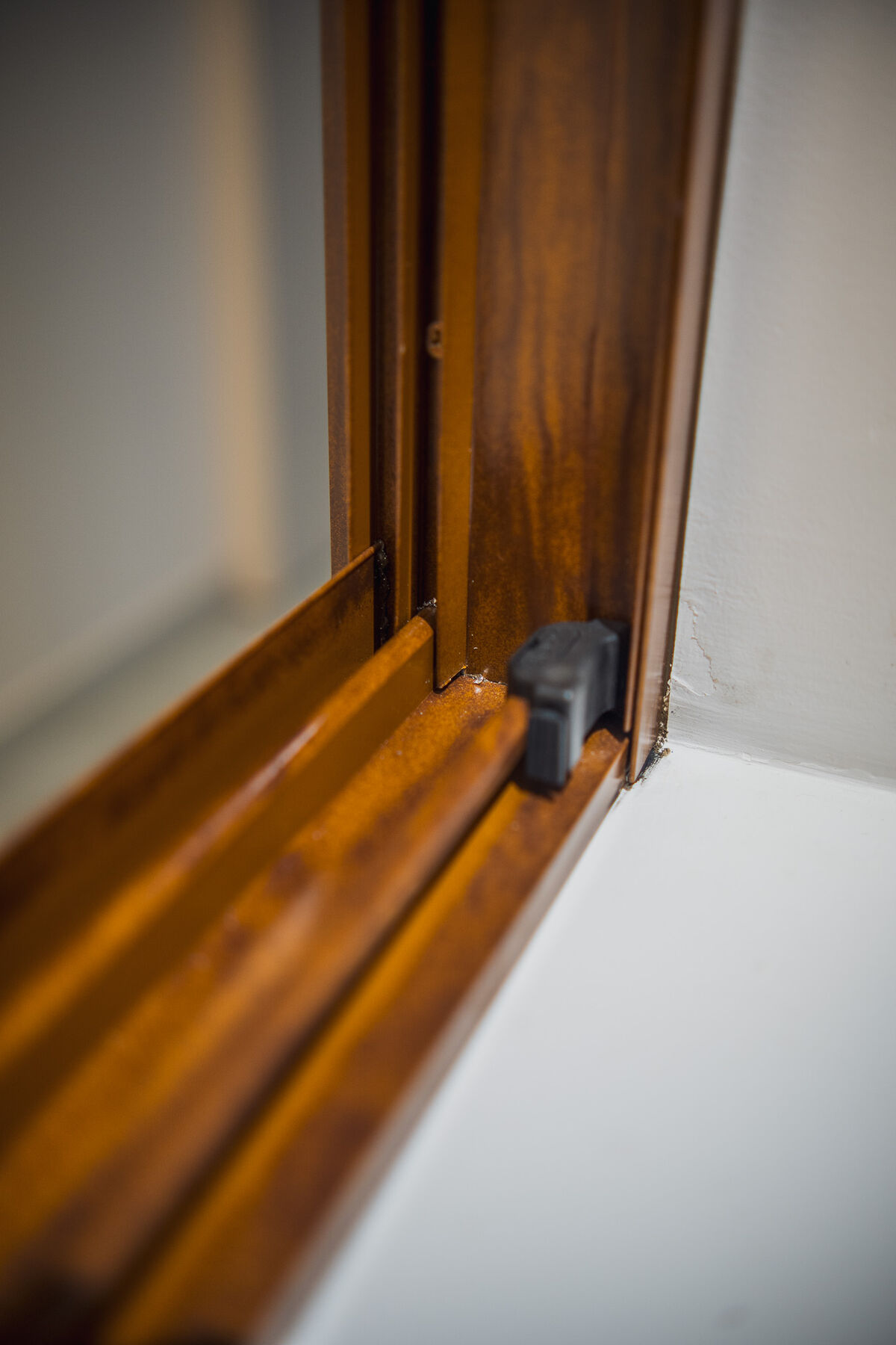Detalhe de esquadria amadeirada no showroom