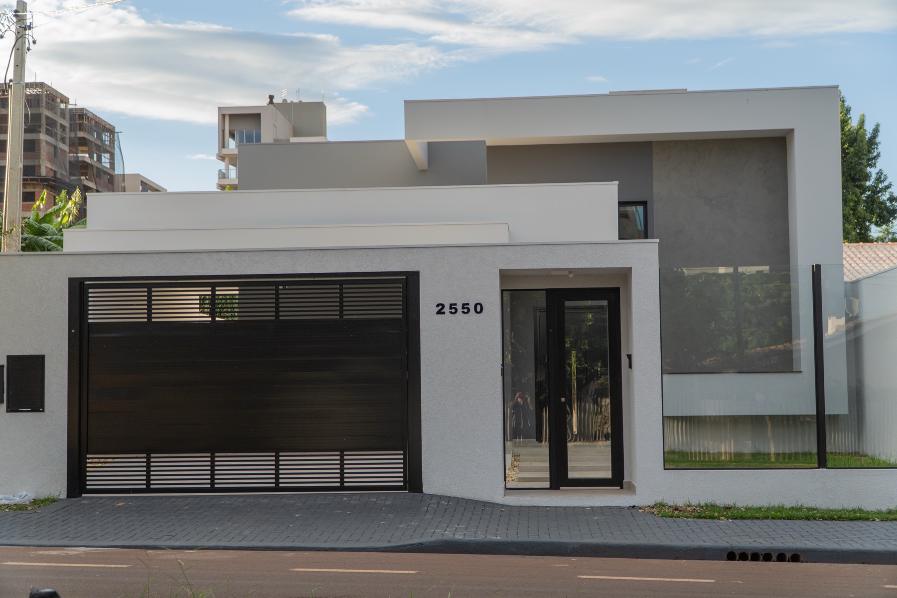 Portão de garagem em ACM em residência de Toledo
